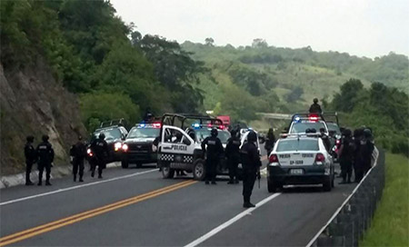 Miembros de la policía en Veracruz Un convoy de policías fue emboscado por sicarios en Veracruz
